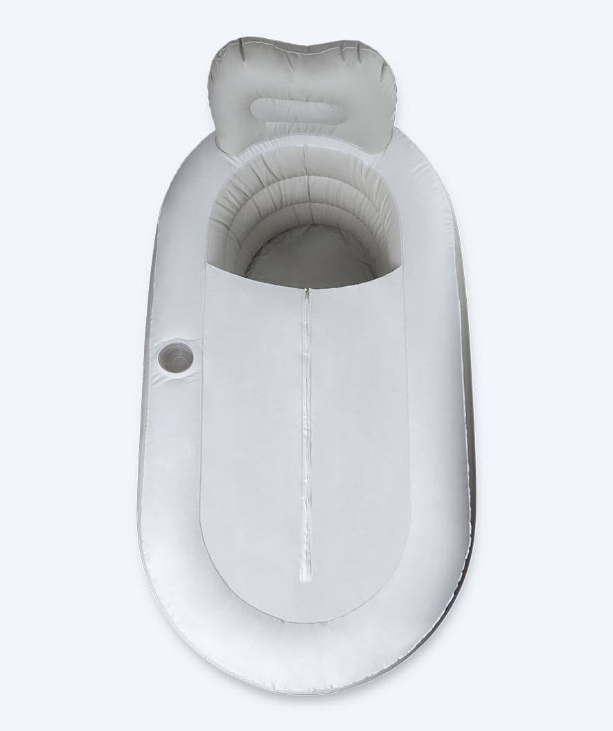 Aufblasbare graue Badewanne von oben, aufgebaut auf dem Boden einer Wohnung
